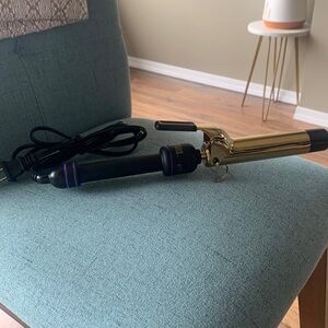 ❤️ Free with any purchase ❤️ Hot Tools Curling Iron or purchase for $15